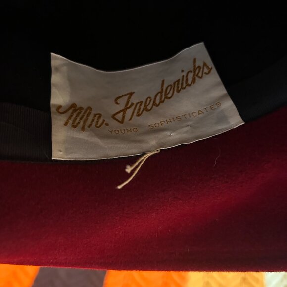 1950s red and black velvet brimmed cloche embroidered hat with ribbon - Picture 12 of 14